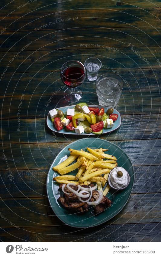 Griechisches Gyros mit Pommes frites und Tzaziki gebraten Fleisch gegrillt Rindfleisch Salat Truthahn Gericht Fritten Gemüse Schweinefleisch Huhn Pfeffer Käse