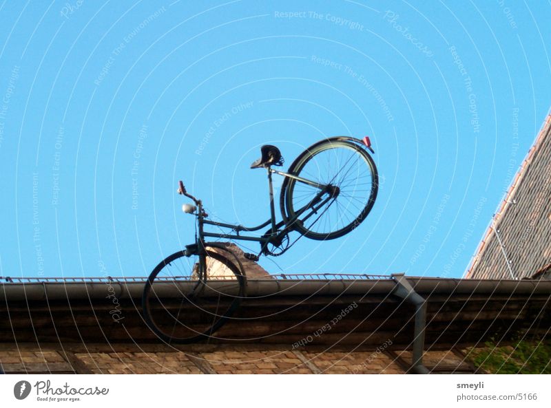 Luftsprünge Fahrrad Dach Himmel alt paradoxon