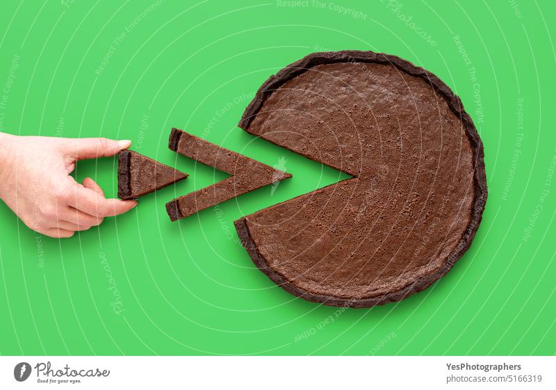 Tortendiagramm-Konzept, Frau nimmt ein kleines Stück Schokoladentorte oben Hintergrund gebacken schwarz hell braun Business Kuchen Kalorien Tabelle Kakao Farbe