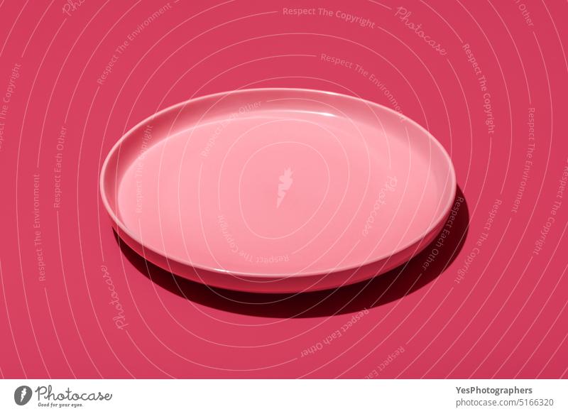 Rosa Teller isoliert auf einem leuchtenden magentafarbenen Hintergrund oben blanko Frühstück hell Keramik Sauberkeit Nahaufnahme Farbe Konzept Textfreiraum
