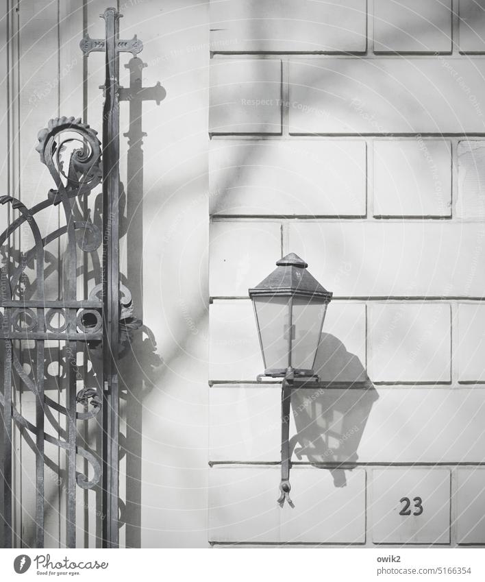 Dresden, Dreikönigskirche Kircheneingang Kirchenportal Fassade Haus Schattenspiel Laterne Hauswand sparsam einfach friedlich ruhig Schwarzweißfoto Sonnenlicht