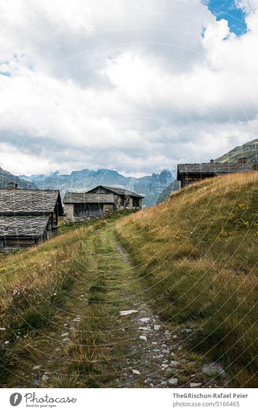 Strasse vor Alpen mit Steindächer in der Schweiz Vals steinhaus steindach valser stein Berge u. Gebirge Steinhaus Außenaufnahme Haus Tag Menschenleer Landschaft
