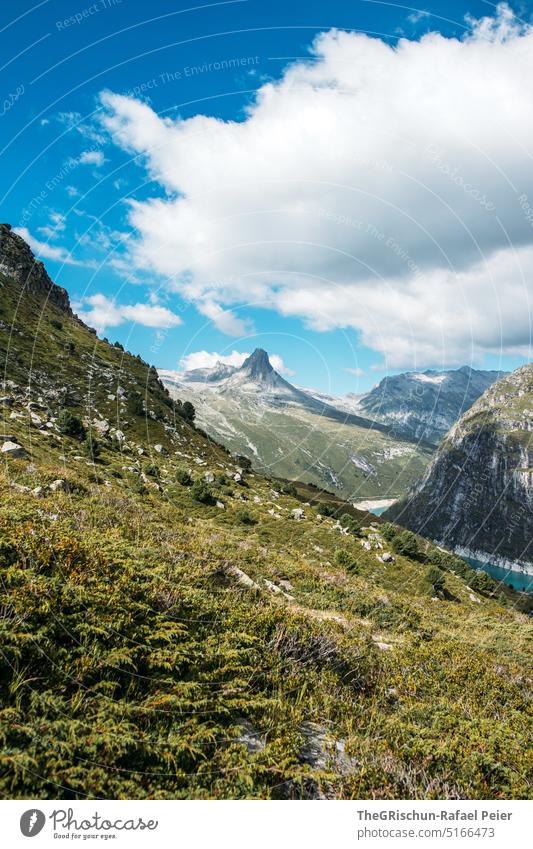 Berg mit Wolken und See im Hintergrund Vals Alpen Berge u. Gebirge Außenaufnahme Tag Menschenleer Landschaft Schweiz Urlaub wandern entdecken Bergen wolkig