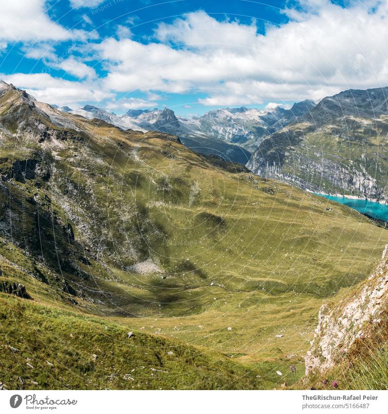 Berg mit Wolken und See im Hintergrund Vals Alpen Berge u. Gebirge Außenaufnahme Tag Menschenleer Landschaft Schweiz Urlaub wandern entdecken Bergen wolkig