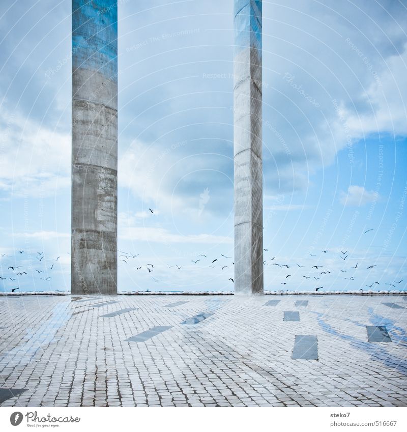 II Platz Architektur ästhetisch Stadt blau grau Ende Horizont Säule Lissabon Skulptur Farbfoto Außenaufnahme abstrakt Menschenleer Textfreiraum unten