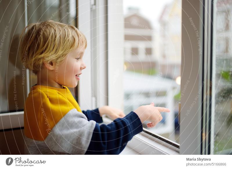 Ein Kind im Grundschulalter ist durch einen Sturz aus einem Fenster aus großer Höhe gefährdet herausfallend Risiko freigeschaltet offen wenig Vorschulkind