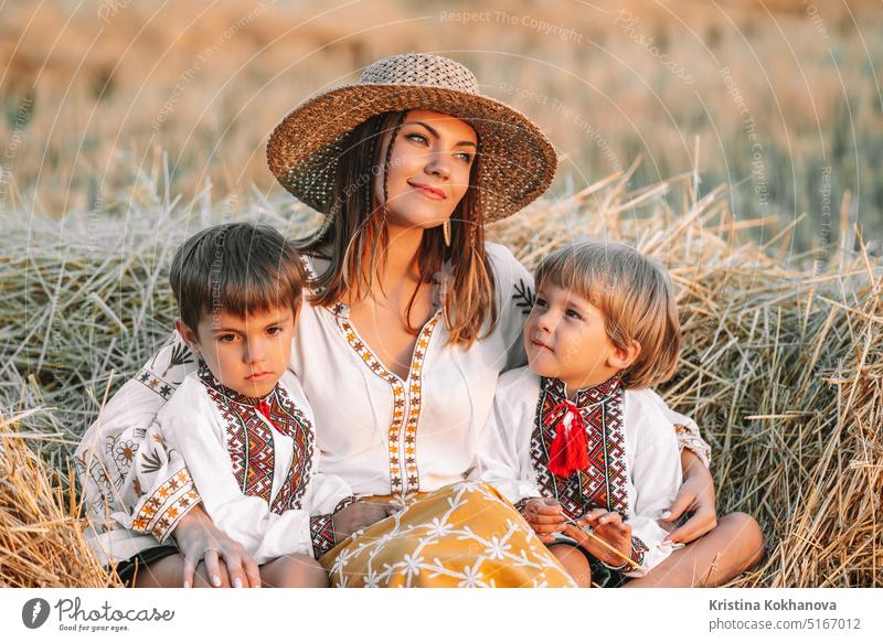 Schöne ukrainische Familie - Frau Söhne in vyshyvanka Hemden auf Heu, Landschaft aktiv Aktivität Junge Jungen Brüder heiter Kind Kindheit Kinder Kinder Kind