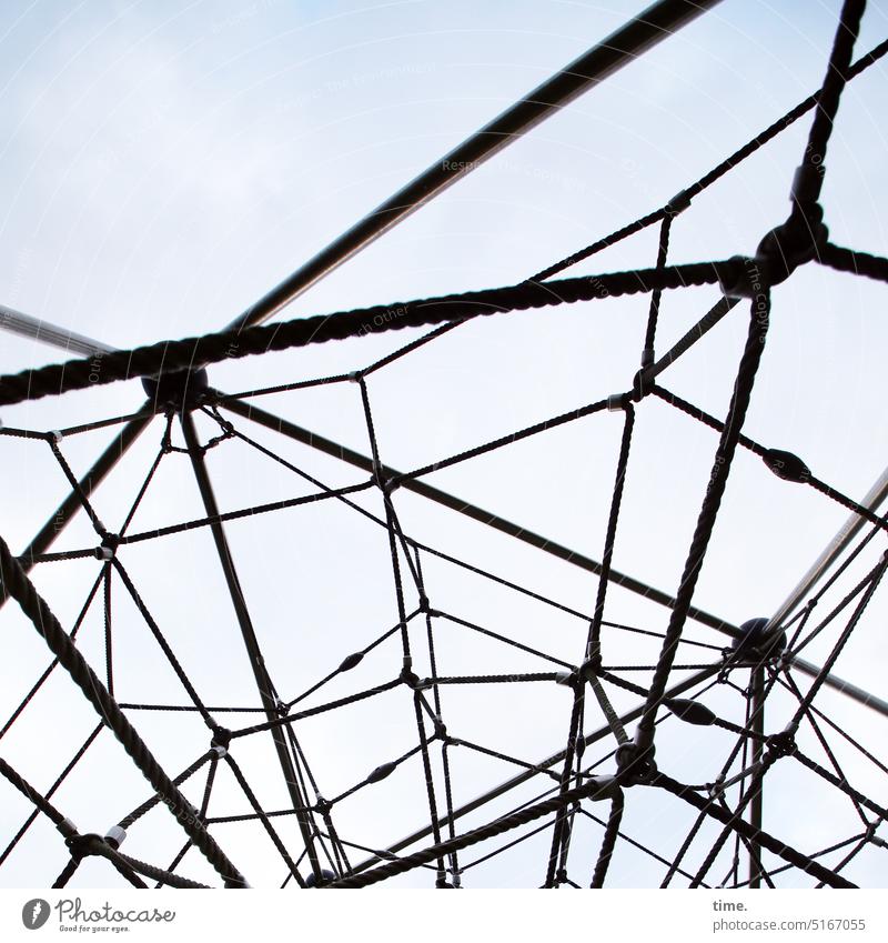 farbreduziert | Seilschaften Kletergerüst Seile Tampen Silhouette Spielplatz Himmel Gegenlicht Schlaufen architektur Bauwerk Sportgerät klettern Verbindungen