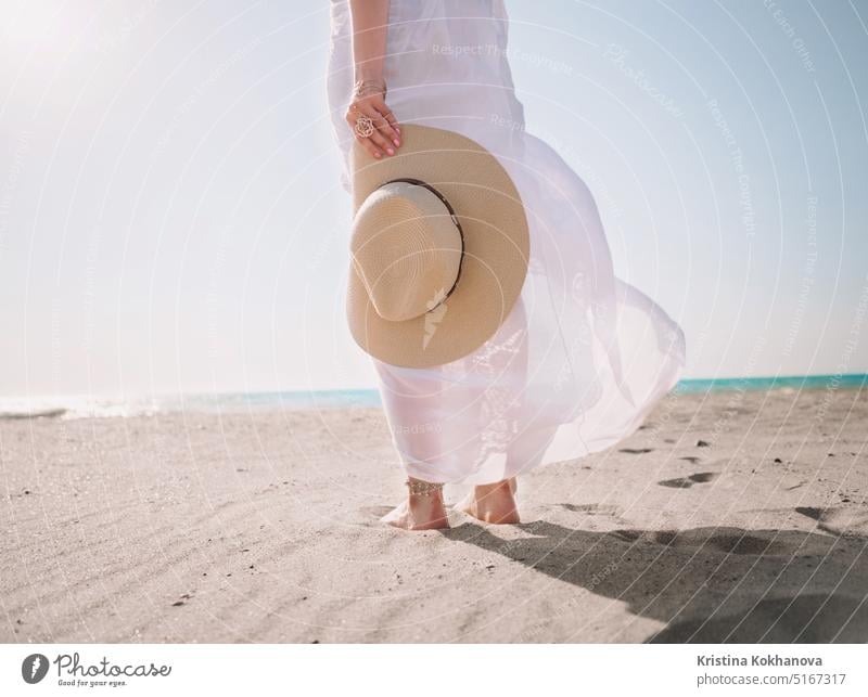 Schönes Mädchen mit Hut am Strand. Frau trägt in langen weißen Kleid Sommer laufen Feiertag Natur Meer MEER Wasser Urlaub Sand Erwachsener schön heiter Tag