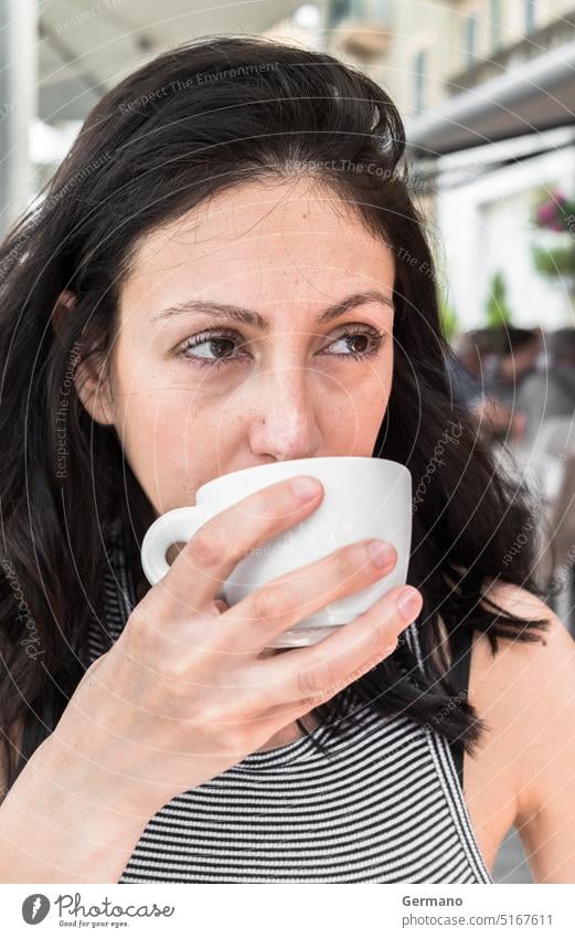 Yougn Frau trinkt T-Shirt Bar schön Getränk brünett Café Kaukasier Nahaufnahme Kaffee Mitteilung Konzept Tasse trinken Mädchen Glück heiß Lifestyle modern