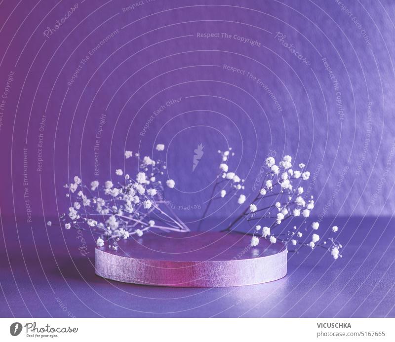 Metallisch-lila Produktdisplay mit Podest und Gypsophila-Blüten, Vorderansicht metallisch purpur Produktpräsentation Podium Blumen Objekt Werbung Sockel Vorlage