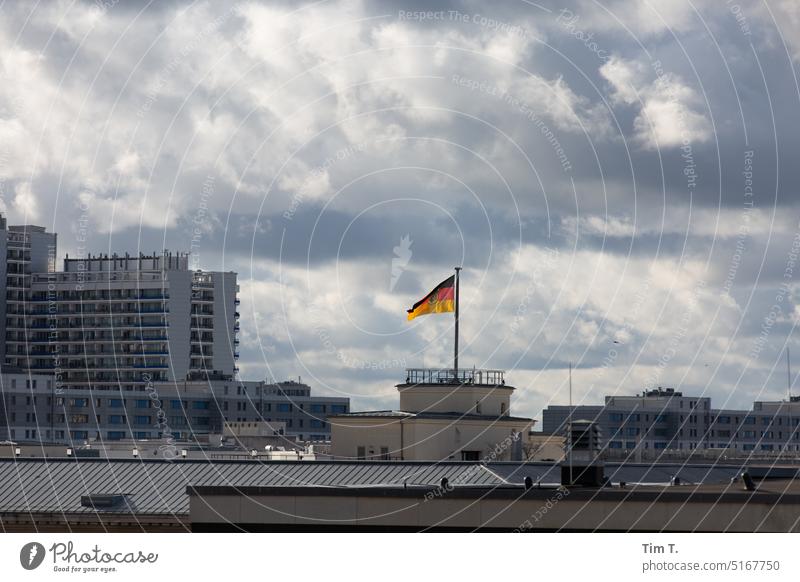 Berlin Mitte mit Fahne Himmel Farbe Berlin-Mitte Stadt Wolken Hauptstadt Architektur Deutschland Stadtzentrum Menschenleer Großstadt Bauwerk Außenaufnahme Tag