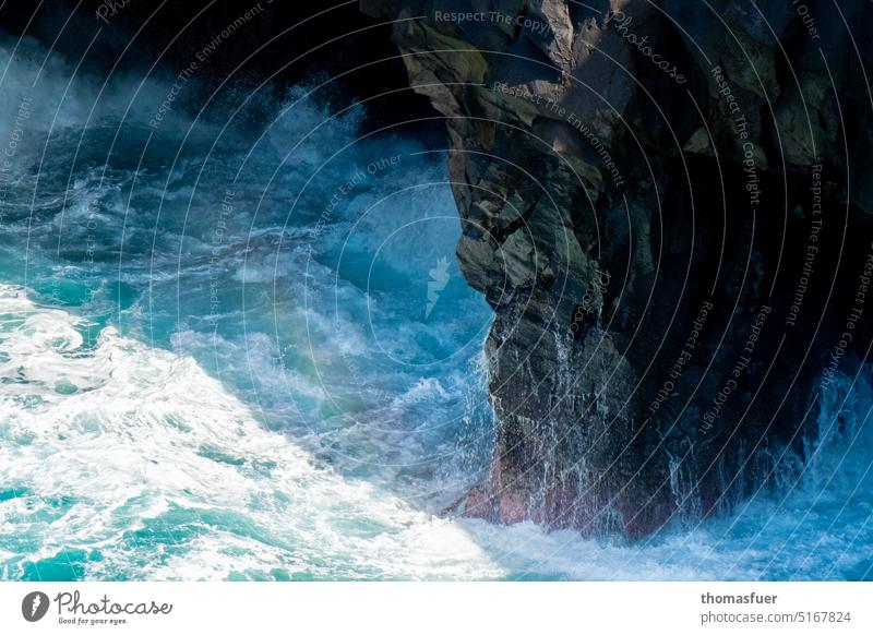 Brandung und Vulkaninsel türkis blau Wellen Küste Farbfoto Meer Wind Gewalt Naturgewalt Wetter Wasser Lanzarote Kanaren Sonne vulkangestein Umwelt vulkanisch