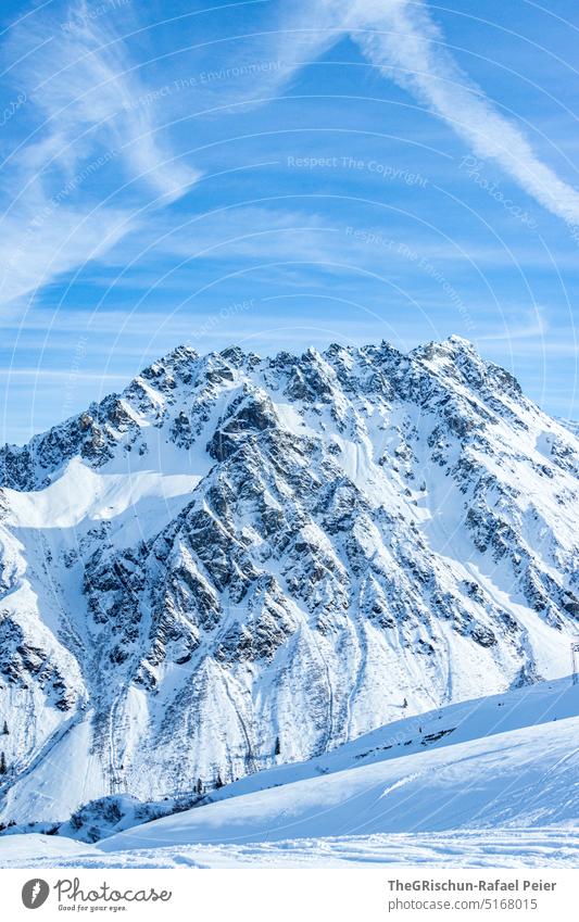 Schneebedeckter berg vor Blauem himmel Wolken Blauer Himmel Berge u. Gebirge Montafon Skigebiet Tourismus Winter Landschaft Alpen Winterurlaub Wintersport