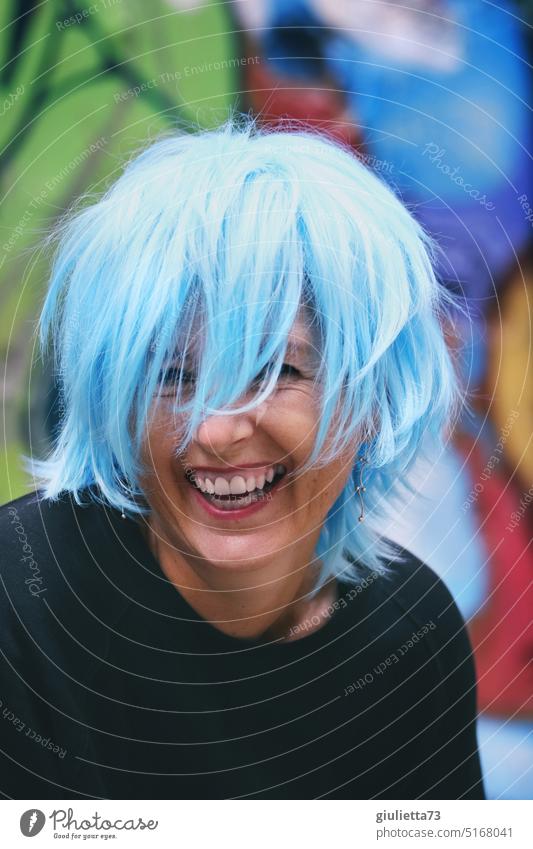je oller je doller | Karneval, Fasching, Porträt einer fröhlich, lachenden Frau mit blauer Perücke Farbfoto Karnevalskostüm Heiterkeit Außenaufnahme Erwachsene