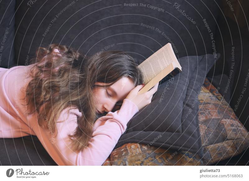 Porträt - langhaariges Teenager Mädchen schlafend auf der Couch - beim Lesen eines Buches eingeschlafen Mensch Frau Junge Frau Jugendliche Teenager-Mädchen