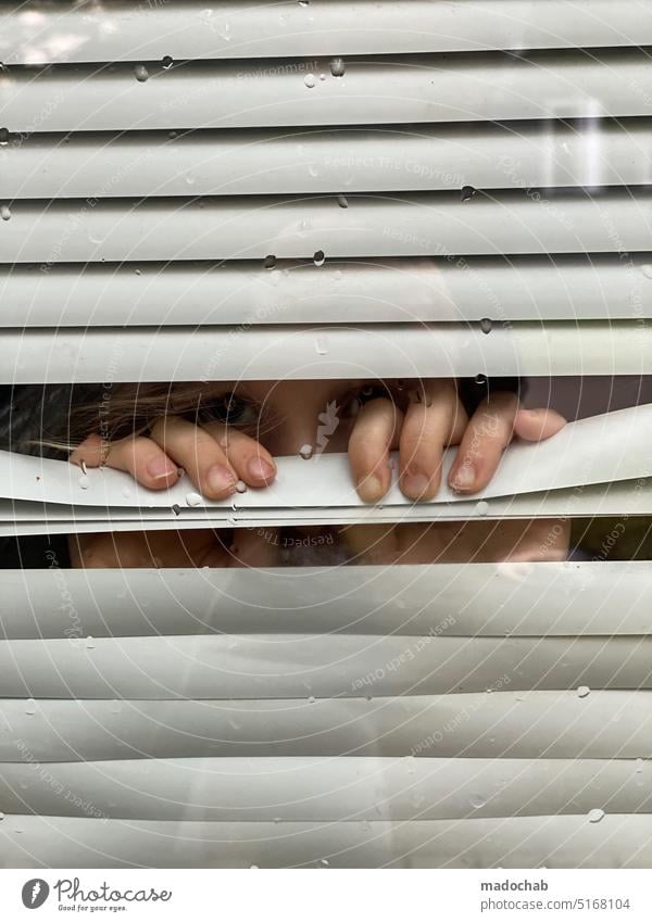 Skepsis Jalousie Angst vorbehalt Kind Versteck verschlossen Tür Augen Kontrolle Eingang verstecken Sicherheit Einbrecher allein geschlossen Türsteher Einlass