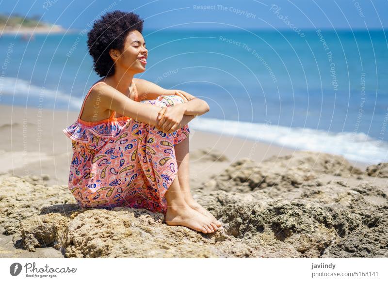 Glückliche afroamerikanische Frau verbringt Zeit am Strand Reisender MEER sich[Akk] entspannen Sommer Stein Urlaub winken schwarz Afroamerikaner ethnisch