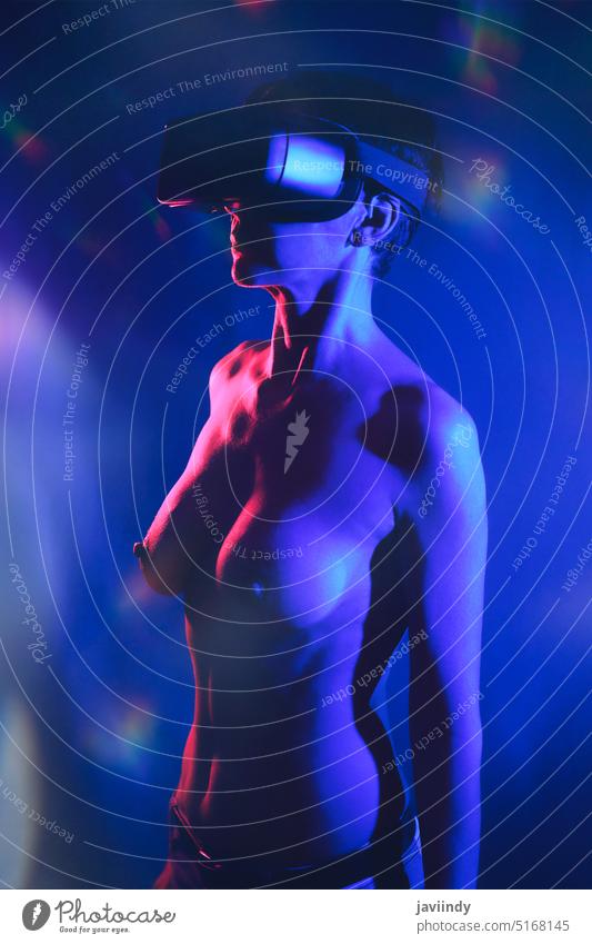 Sinnliche nackte Dame erkundet den Cyberspace in einem VR-Headset Frau Virtuelle Realität erweitert sexy Brust futuristisch simulieren Video neonfarbig