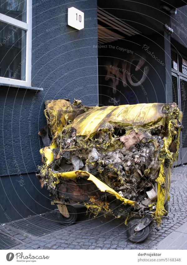 Geschmolzene Tonne in Berlin verpackungsmüll pizzadienst Müllentsorgung Müllbehälter Grafik u. Illustration Freizeit & Hobby Kontrast trist immobilie