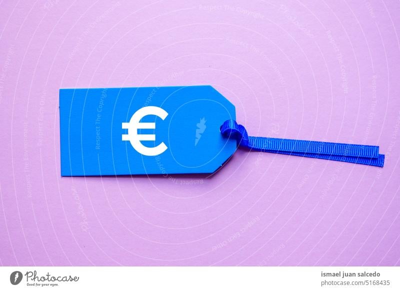 Euro-Symbol auf dem blauen Preisschild Tag Attrappe Objekt Markt kaufen Ikon kennzeichnen Business Schwarzer Freitag Sale Verkauf Rabatt Marketing Design