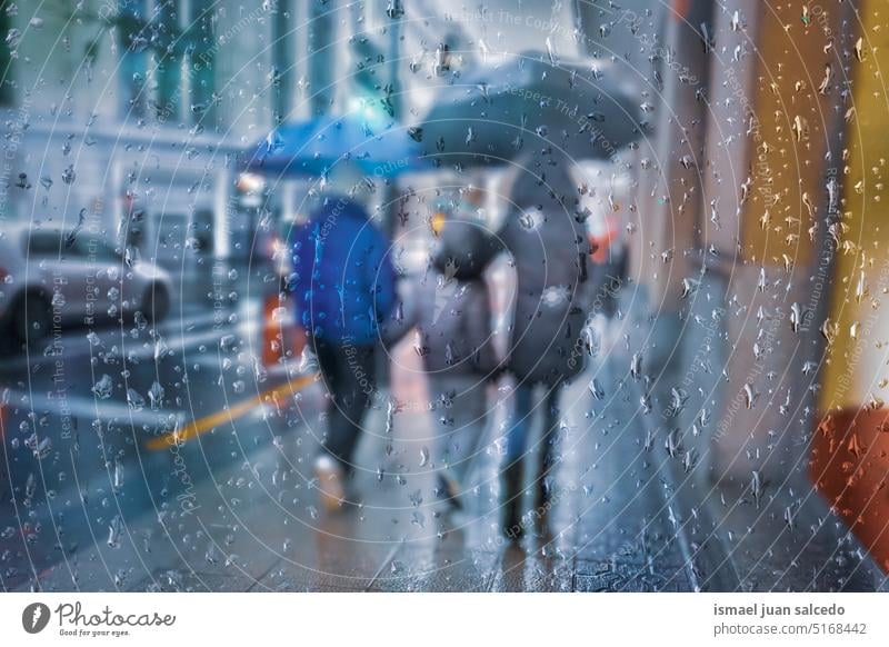 Menschen mit einem Regenschirm an regnerischen Tagen in Bilbao, Spanien Person Fußgänger regnet Regentag Regenzeit Wasser Tropfen Straße Großstadt urban