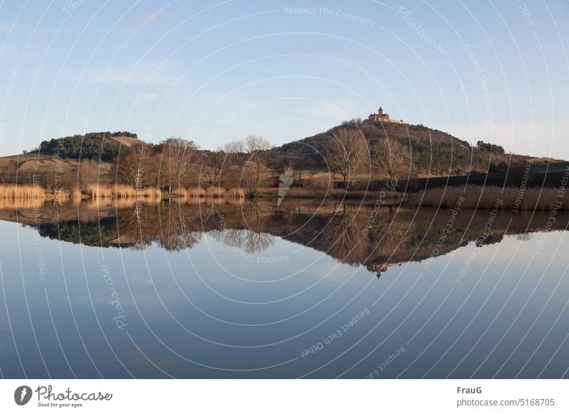 Parallelwelt | im Wasser gespiegelt Landschaft See klar ruhig Hügel Burg Wachsenburg Spiegelung Schönes Wetter Natur Himmel Reflexion & Spiegelung Winter Idylle