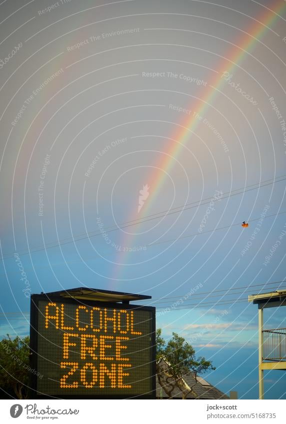 Regenbogen trifft ALCOHOL FREE ZONE Alkohol frei Zone Leuchtdiode Anzeige Himmel Abend Wort Englisch Australia Day Australien authentisch Symbole & Metaphern