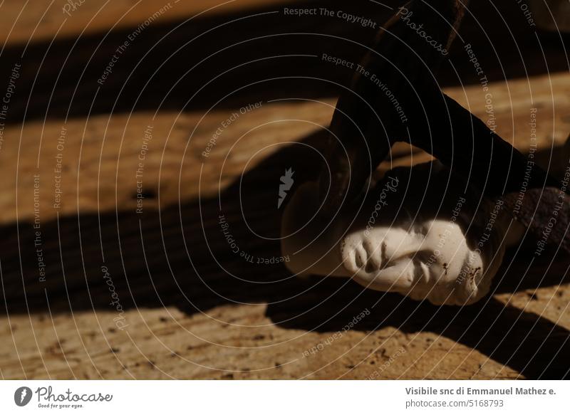 Frau Kopf Statue liegt auf Holztisch im Schatten Venus Gewalt Konzept Frauenrechte hölzern Tisch Antiquität Römer Griechen antik Schlacht blinder Zorn