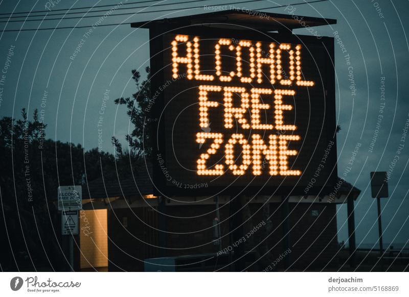 Großer LED Bildschirm  mit der Beschriftung : ALCOHOL  FREE  ZONE Anzeigetafel Technik & Technologie Design Licht Schriftzeichen Hintergrund neutral