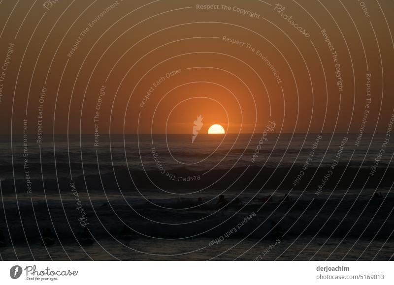 Das letzte Licht des Tages verschwindet hinter dem Ozean. Sonnenuntergangsstimmung Natur Sonnenuntergangshimmel Sonnenuntergangslicht Abenddämmerung Sonnenlicht
