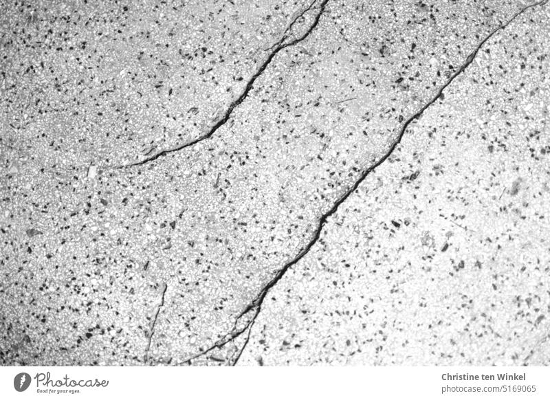 farbreduziert | alter abgenutzter Fußboden mit Rissen Steinfußboden alter Fußboden abgetreten Risse im Boden rissig Innenaufnahme grau Linie Strukturen & Formen