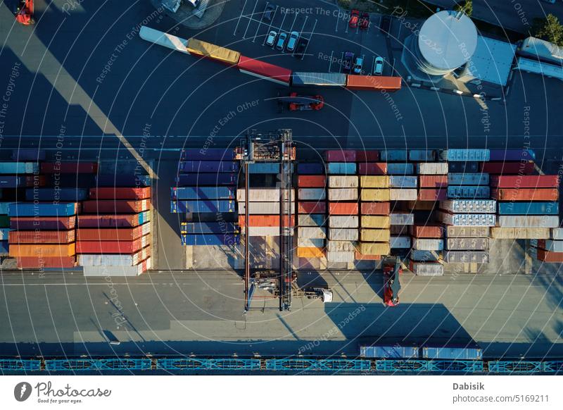 Containerlager, Luftaufnahme. Versand und logistisches Konzept Ladung Containerschifffahrt Lagerhalle Zug Eisenbahn wirtschaftlich Spedition Wirtschaft Export