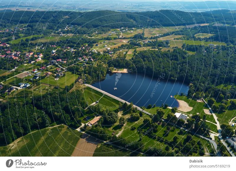 Luftaufnahme von Dorf und See in der Nähe von Bergen an einem Sommertag Natur Landschaft Antenne Panorama Vorstadt ländlich Gegend Teich aussruhen Zone Tag