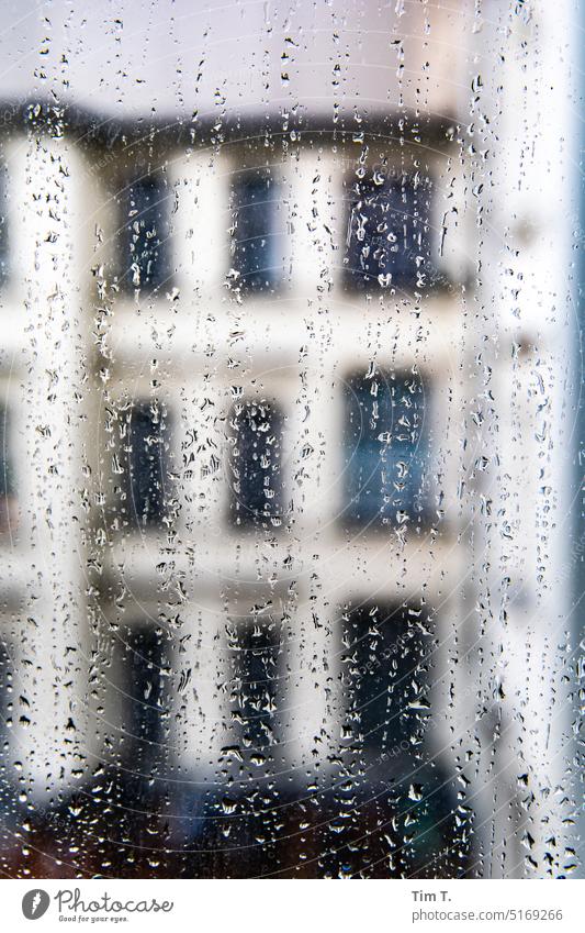 Blick durch eine verregnete Fensterscheibe in den Hof Berlin Prenzlauer Berg Regentropfen Farbfoto Innenhof Innenaufnahme Stadtzentrum Altbau Hinterhof Haus