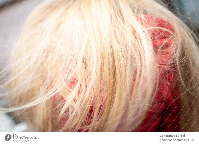 Rotblonde Haare auf roter Jacke Wind Kind Haare & Frisuren