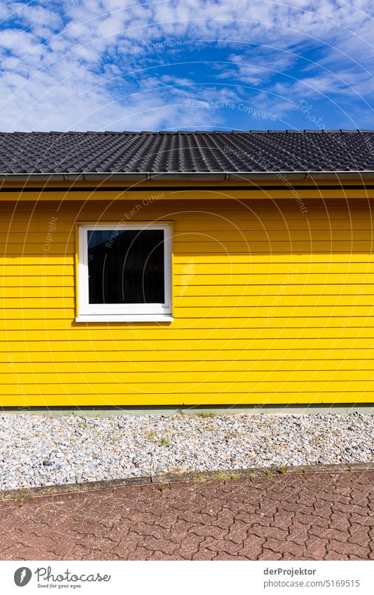 Hauswand in gelb auf Helgoland Sandstrand strandurlaub Nordseestrand Naturschutzgebiet Nordseeinsel Nordseeküste Stranddüne Dünenschutz entspannen entdecken