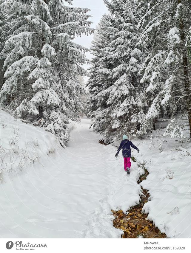im schnee Kind Schnee wandern Schneelandschaft Winter Wald Bach Waldweg Spaziergang Ausflug weiß kalt schneebedeckt Spielen Natur Winterstimmung Wintertag