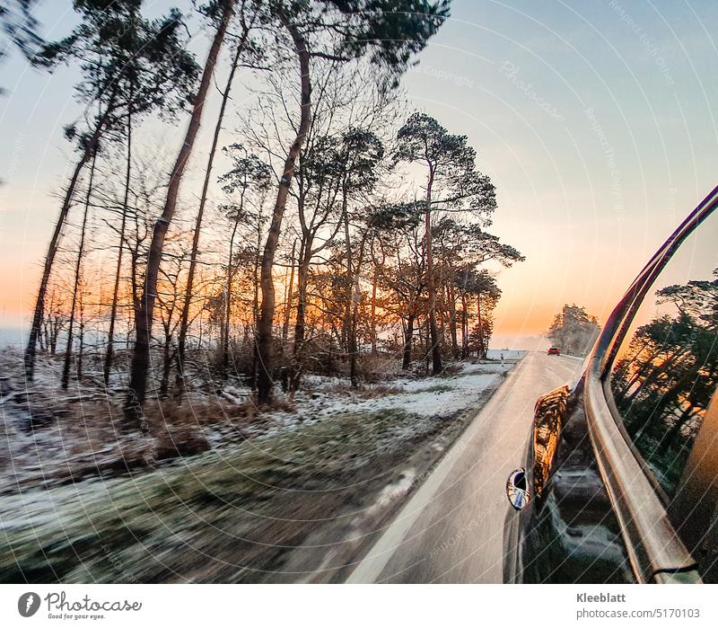 Den frostigen Sonnenaufgang blos nicht verpassen - Fahrspass Während der Fahrt, schnell zwischen den Bäumen Schnee Frost Winter Jahreszeiten Landschaft