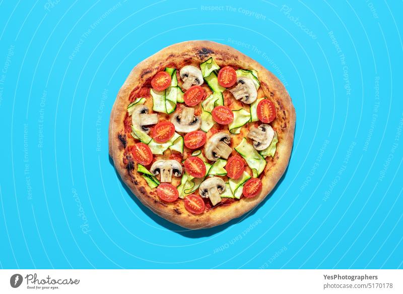 Vegane Pizza von oben gesehen, isoliert auf blauem Hintergrund gebacken hell Karton Champignon Farbe Textfreiraum Kruste Küche ausschneiden lecker Design Diät