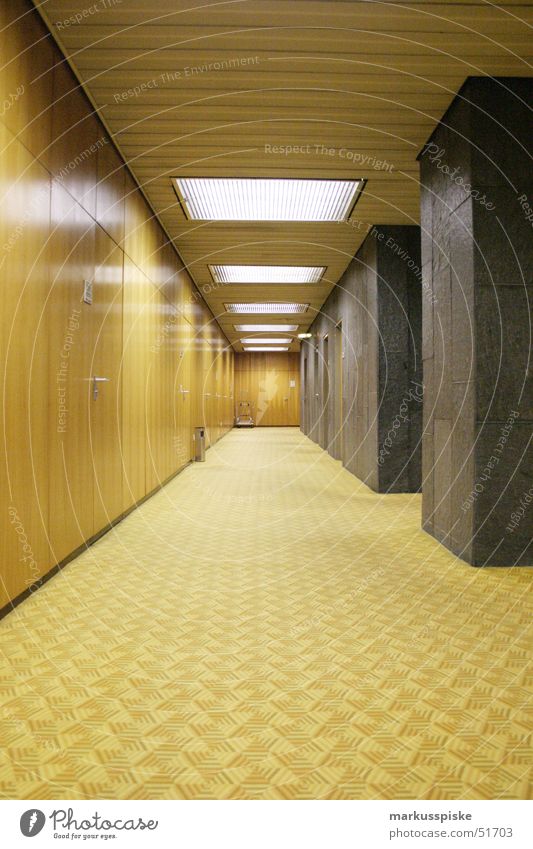 gang ins leere Teppich retro Stil Siebziger Jahre beige braun gelb Licht Holz Behörden u. Ämter Maske Marmor Perspektive Gang