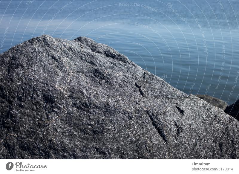 Der Fels in der Brandung in einer Ruhephase Felsen Stein hart kantig fest Wasser Nordsee Mole ruhiges Wasser Flaute Schönes Wetter Dänemark