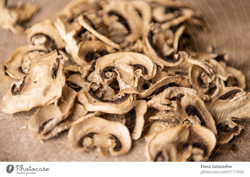 Getrocknete Champignons dörren getrocknet Dörrautomat getrocknete Lebensmittel pilze kochen Pilz Nahaufnahme Vegetarische Ernährung Bioprodukte