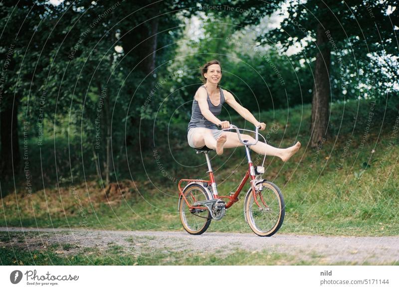 Klappi! Klapprad Fahrrad Radfahren Unfug Unfug machen spaßig Person Farbfoto Unsinn machen People Menschen Spass Spässe Farbaufnahme Spagat retro Vintage Sommer
