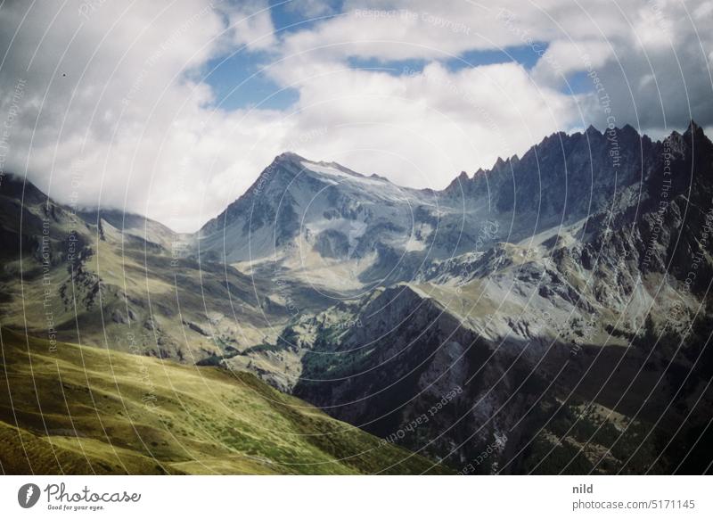 Hochgebirgslandschaft im Aostatal Gebirge Landschaft Hochgebirge Alpen Berge u. Gebirge alpin Gipfel Schneebedeckte Gipfel Schönes Wetter Natur Außenaufnahme