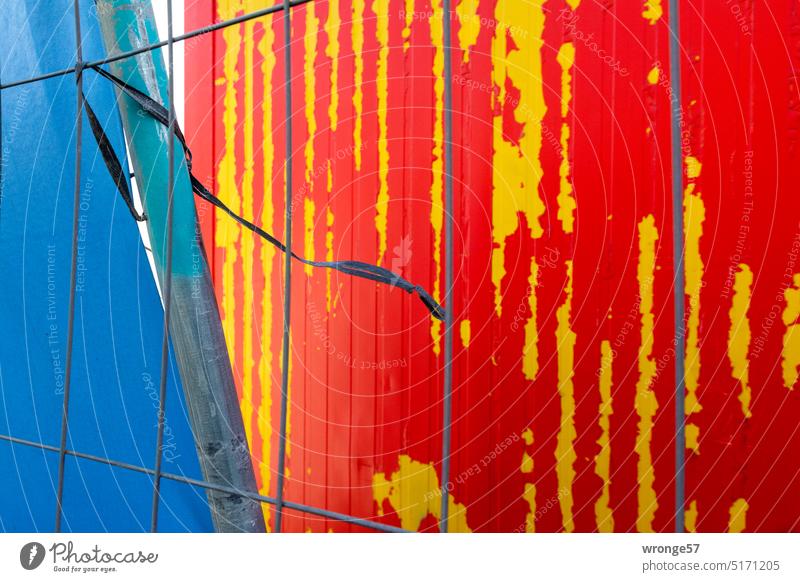kunterbunt(e) | Baustelle Thementag Container Bauzaun Gitterzaun alt abblätternde Farbe rot-gelb Absperrung Sicherheit Metallzaun Nahaufnahme