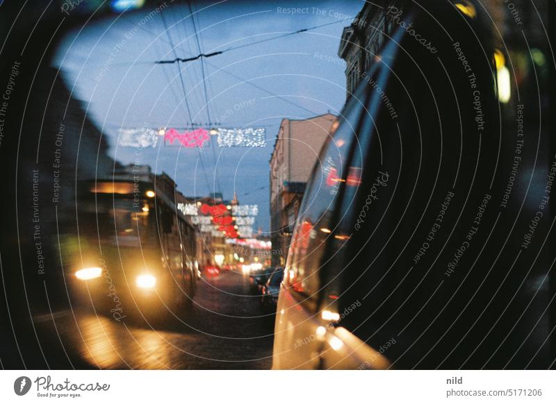 Charkiw – Innenstadt Ukraine Gebäude Architektur Großstadt Analogfoto Kodak nachts Nacht Langzeitbelichtung Verkehr Linienbus Rückspiegel Spiegelung Beleuchtung