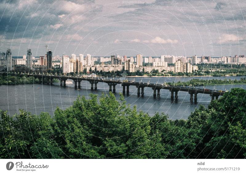 Kiew – Paton Brücke über den Dnjepr Ukraine kyiv Gebäude Architektur Großstadt Analogfoto Kodak Fluss