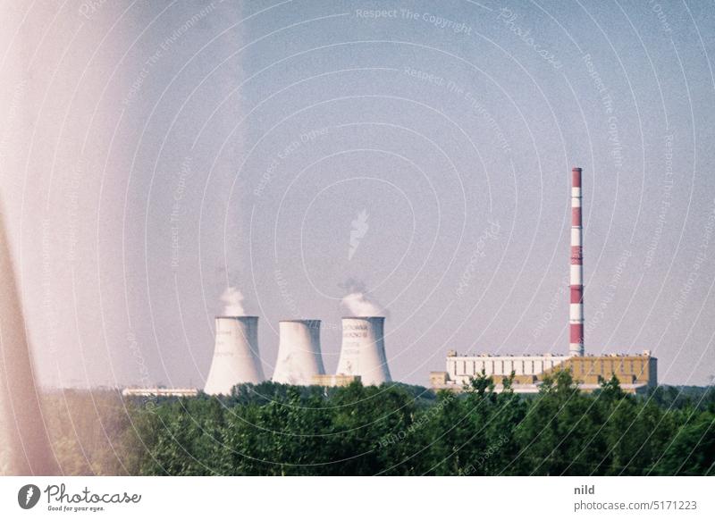 Atomkraftwerk in der Ukraine Kernkraftwerk Energie Energiewirtschaft Elektrizität Stromkraftwerke Kühlturm Umwelt Umweltschutz Industrieanlage