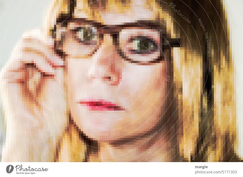 Smiley: Frau mit Brille Menschen Pixel pixelkunst traurig Traurigkeit Hand blond Mädchen Erwachsene Ausdruck Emotionen besinnlich Einsamkeit Sorge Gefühle ernst